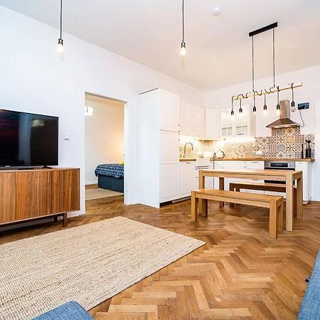 Appartamento Elegant, Modern, 2-Bed Flat By Museum Of Praga Esterno foto