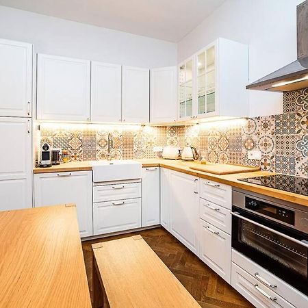 Appartamento Elegant, Modern, 2-Bed Flat By Museum Of Praga Esterno foto