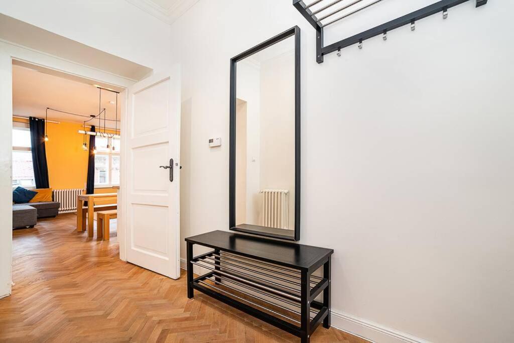 Appartamento Elegant, Modern, 2-Bed Flat By Museum Of Praga Esterno foto