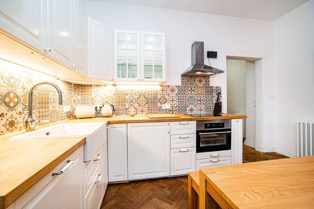 Appartamento Elegant, Modern, 2-Bed Flat By Museum Of Praga Esterno foto