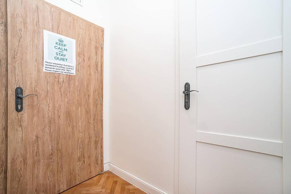Appartamento Elegant, Modern, 2-Bed Flat By Museum Of Praga Esterno foto