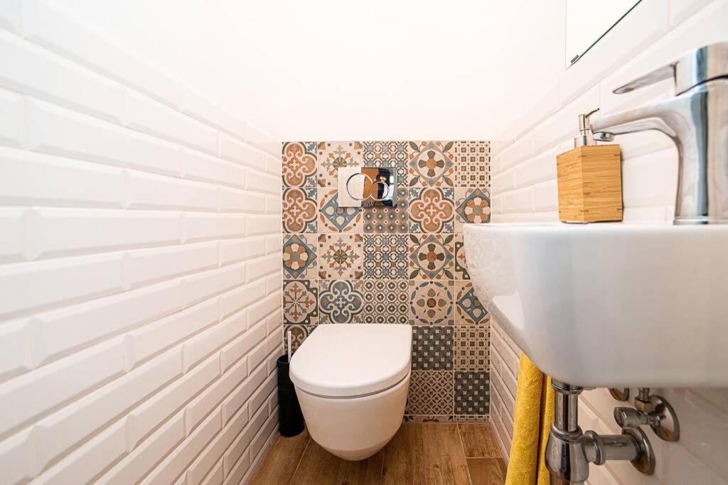 Appartamento Elegant, Modern, 2-Bed Flat By Museum Of Praga Esterno foto